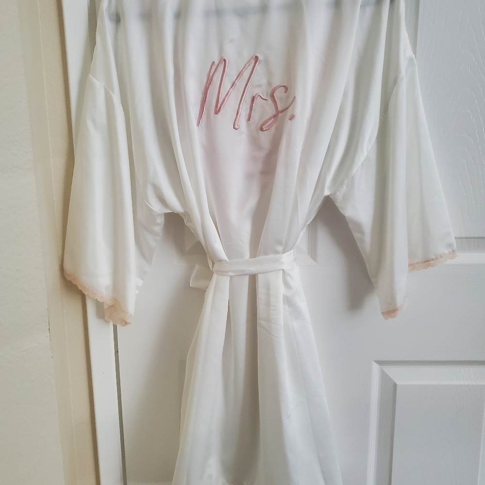 "Mrs." Bride Robe Set - Picture 8 of 16